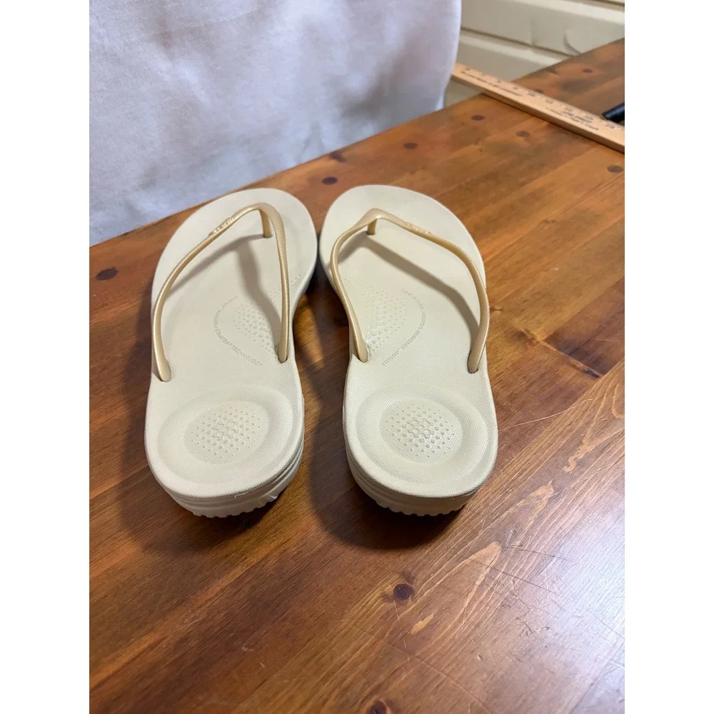 FitFlop IQUSHION Cream Gold Metallic Slim Thong Flip Flop Sandals 8.5 Ergonomic